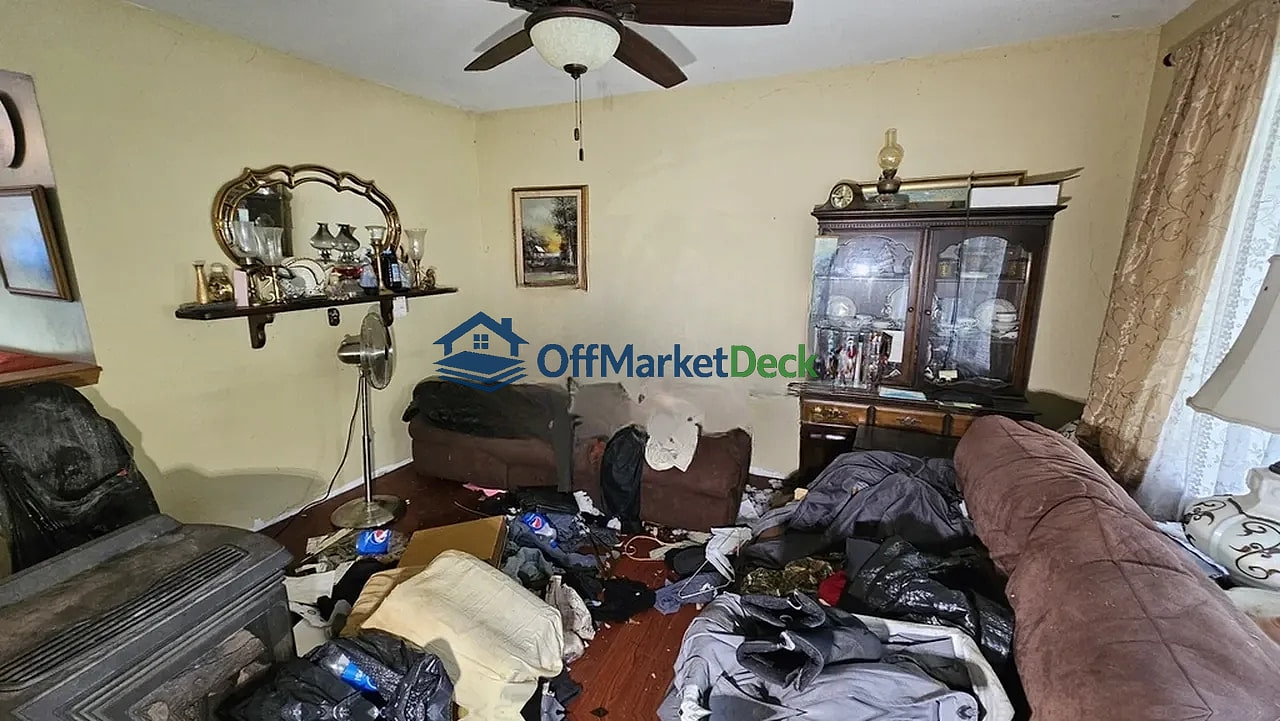Off-market house in Eastpointe, Michigan — 3 beds, 2 baths, $104,900 — photo 6 of 8