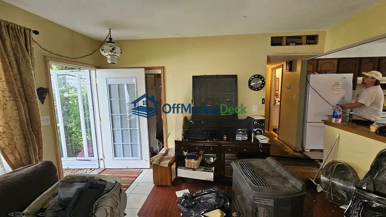 Off-market house in Eastpointe, Michigan — 3 beds, 2 baths, $104,900 — photo 7 of 8