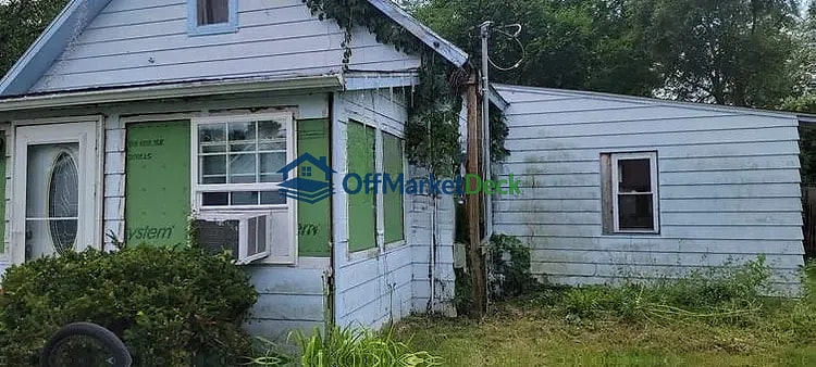 Off-market house in Walkerton, Indiana — 2 beds, 1 bath, $57,200 — photo 3 of 8