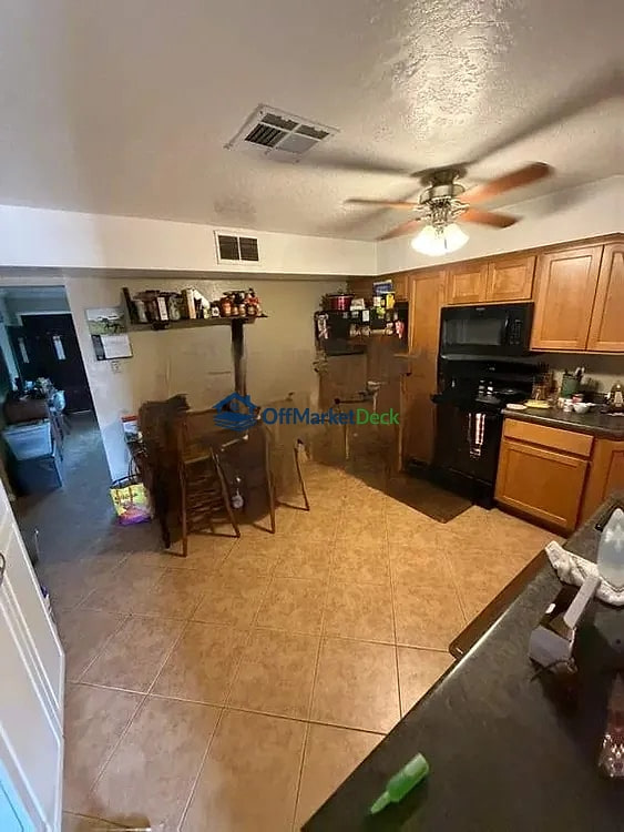 Off-market house in Mesa, Arizona — 3 beds, 2 baths, $899,999 — photo 6 of 8