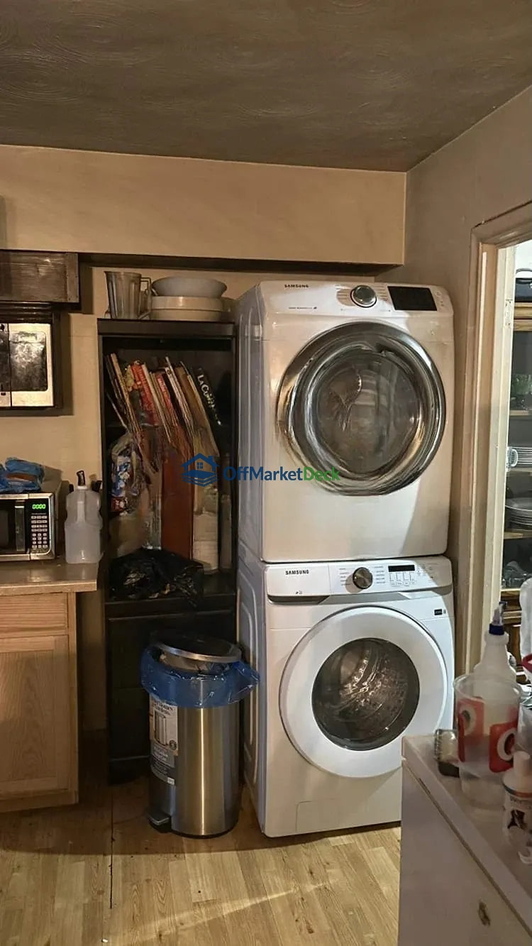Off-market house in Dallas, Texas — 3 beds, 2 baths, $175,000 — photo 7 of 8