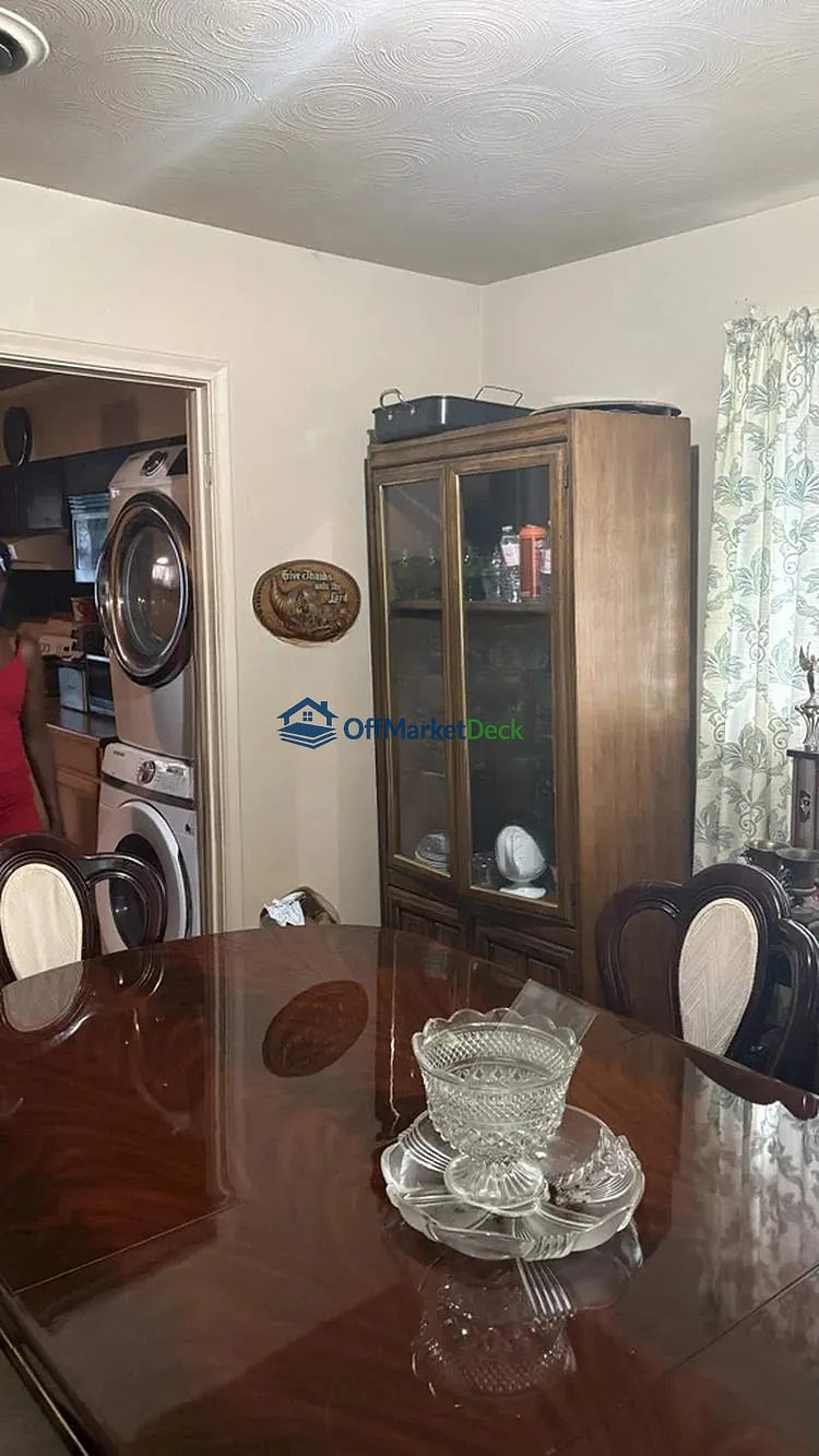 Off-market house in Dallas, Texas — 3 beds, 2 baths, $175,000 — photo 6 of 8