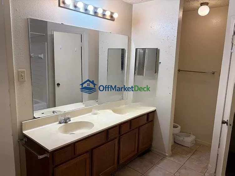 Off-market house in Spring, Texas — 2 beds, 2 baths, $105,000 — photo 6 of 8