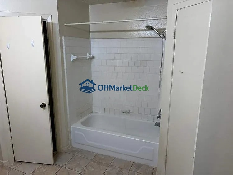 Off-market house in Spring, Texas — 2 beds, 2 baths, $105,000 — photo 4 of 8