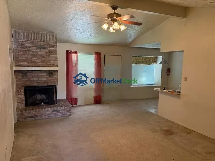 Off-market house in Spring, Texas — 2 beds, 2 baths, $105,000 — photo 2 of 8
