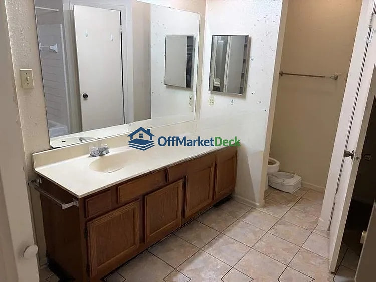 Off-market house in Spring, Texas — 2 beds, 2 baths, $105,000 — photo 5 of 8