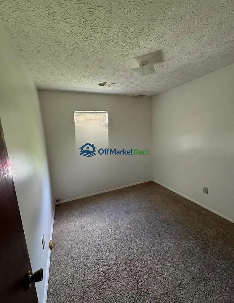 Off-market house in College Park, Georgia — 3 beds, 2.5 baths, $85,000 — photo 7 of 8