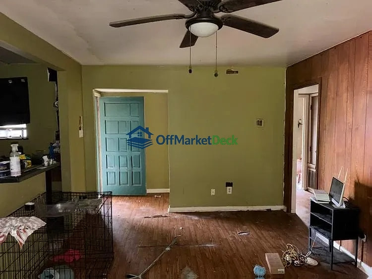 Off-market house in Houston, Texas — 3 beds, 1.5 baths, $145,000 — photo 3 of 8