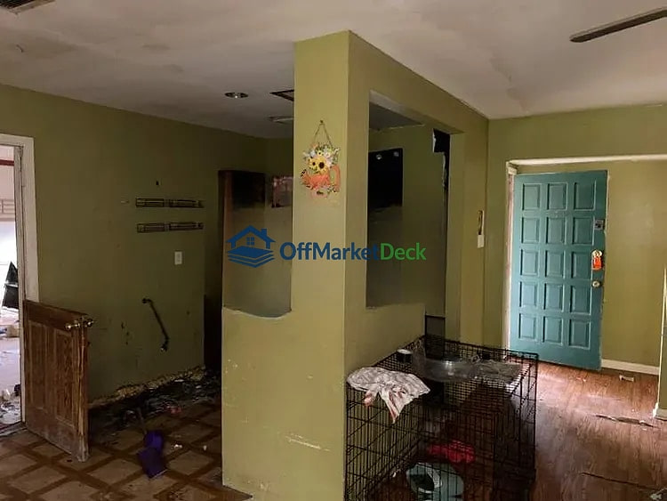 Off-market house in Houston, Texas — 3 beds, 1.5 baths, $145,000 — photo 2 of 8