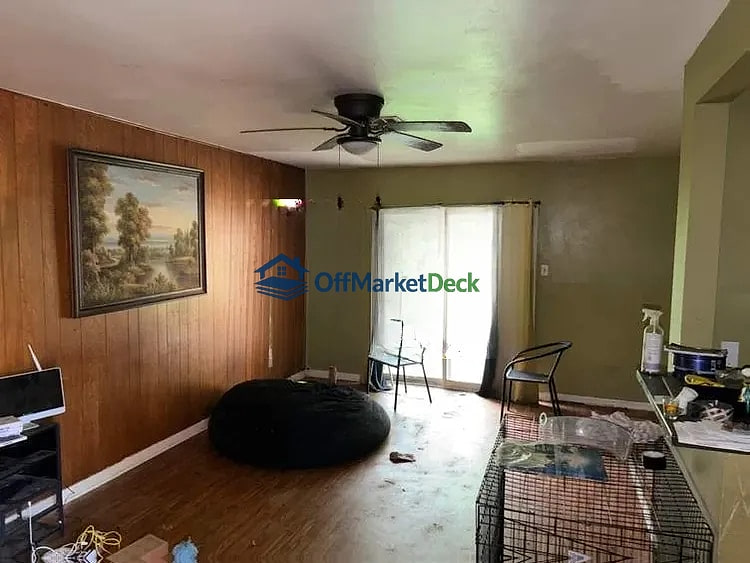 Off-market house in Houston, Texas — 3 beds, 1.5 baths, $145,000 - Blurred background Image