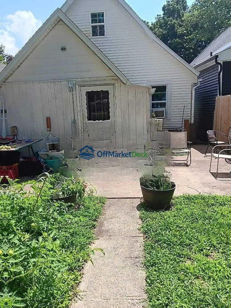 Off-market house in Evansville, Indiana — 3 beds, 1 bath, $51,600 — photo 4 of 8