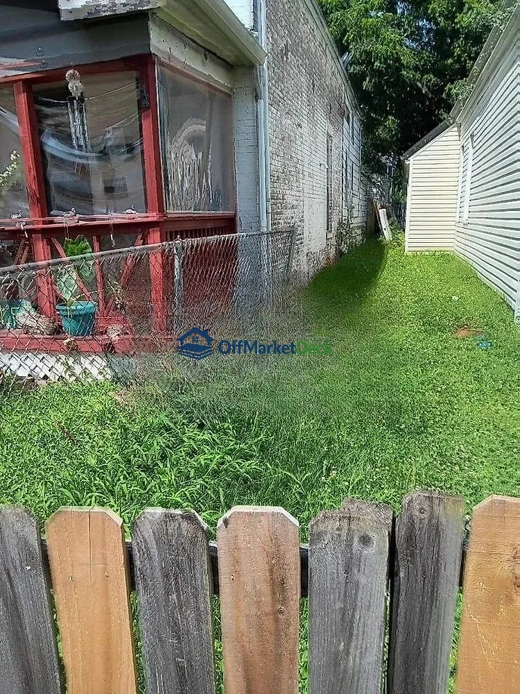 Off-market house in Evansville, Indiana — 3 beds, 1 bath, $51,600 — photo 2 of 8