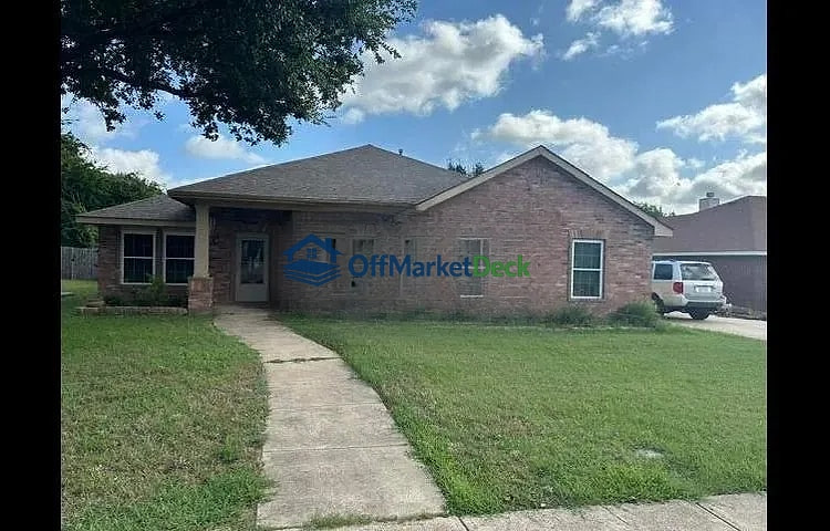 Off-market house in Terrell, Texas — 4 beds, 2 baths, $225,000 — photo 2 of 8