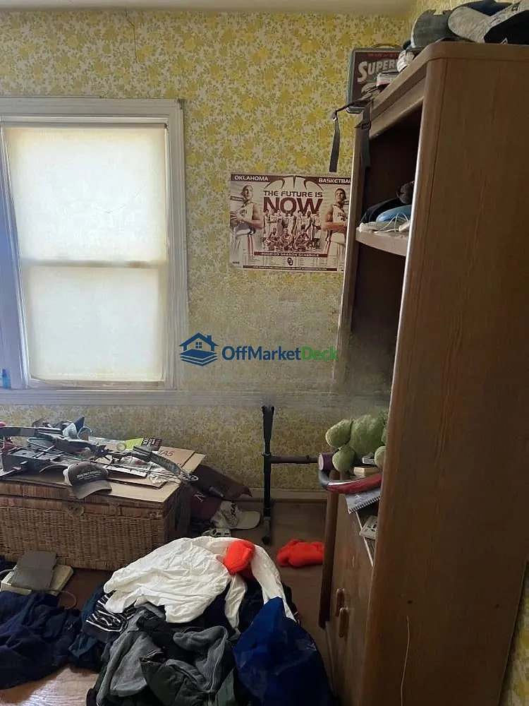Off-market house in Roeland Park, Kansas — 3 beds, 1 bath, $287,500 — photo 8 of 8