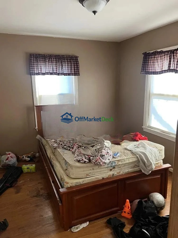 Off-market house in Roeland Park, Kansas — 3 beds, 1 bath, $287,500 — photo 3 of 8