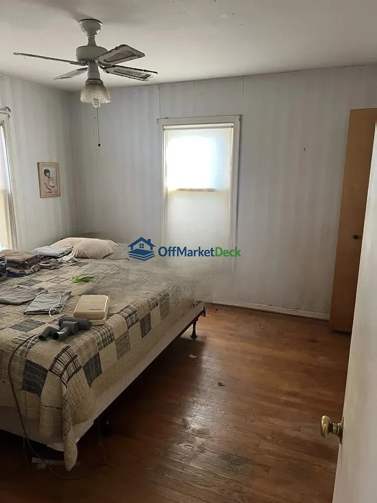 Off-market house in Roeland Park, Kansas — 3 beds, 1 bath, $287,500 — photo 4 of 8
