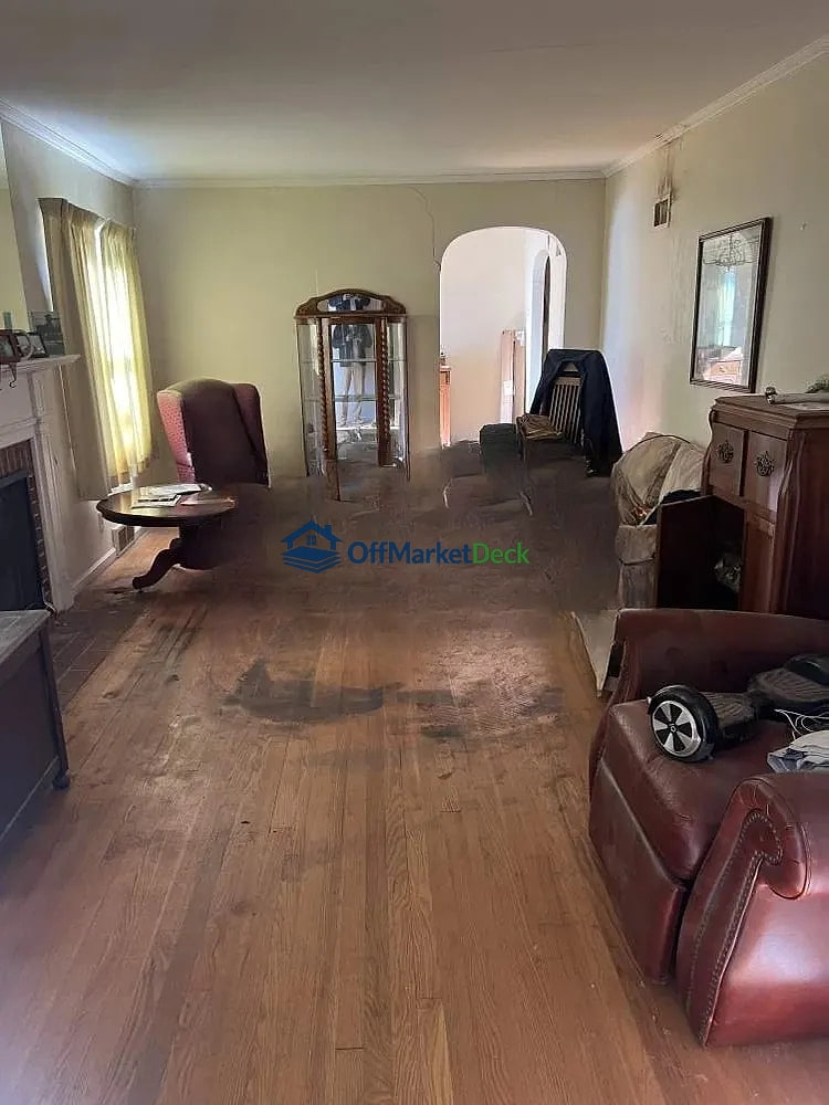 Off-market house in Roeland Park, Kansas — 3 beds, 1 bath, $287,500 — photo 2 of 8