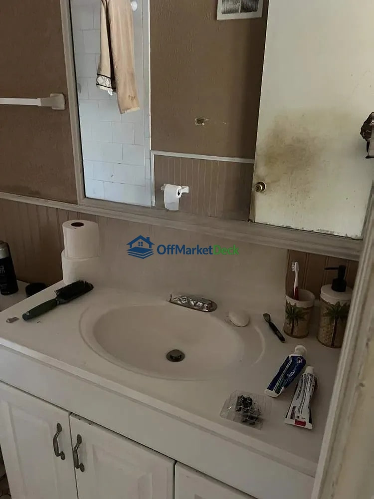 Off-market house in Roeland Park, Kansas — 3 beds, 1 bath, $287,500 — photo 7 of 8