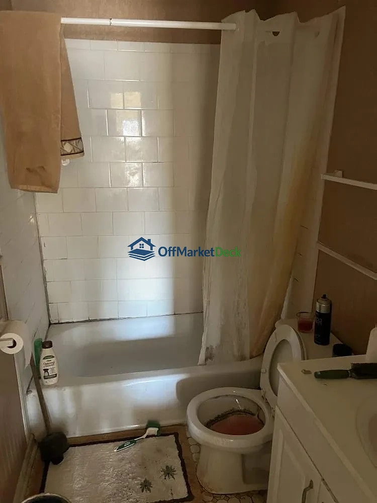 Off-market house in Roeland Park, Kansas — 3 beds, 1 bath, $287,500 — photo 6 of 8