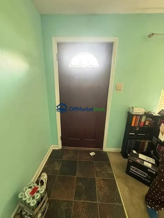 Off-market house in O'Fallon, Missouri — 3 beds, 1 bath, $180,000 — photo 3 of 8