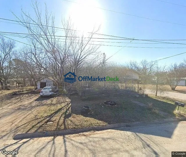 Off-market house in Bowie, Texas — 4 beds, 1 bath, $65,500 — photo 3 of 3