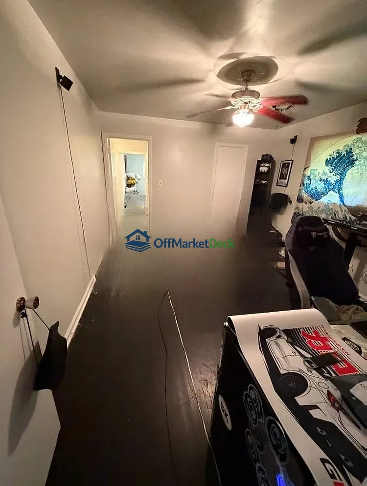 Off-market house in Powder Springs, Georgia — 3 beds, 1.5 baths, $225,000 — photo 2 of 8