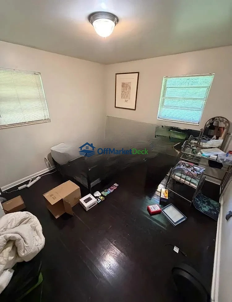 Off-market house in Powder Springs, Georgia — 3 beds, 1.5 baths, $225,000 — photo 6 of 8