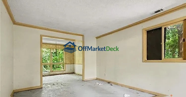 Off-market house in Stone Mountain, Georgia — 4 beds, 3 baths, $207,000 — photo 4 of 8