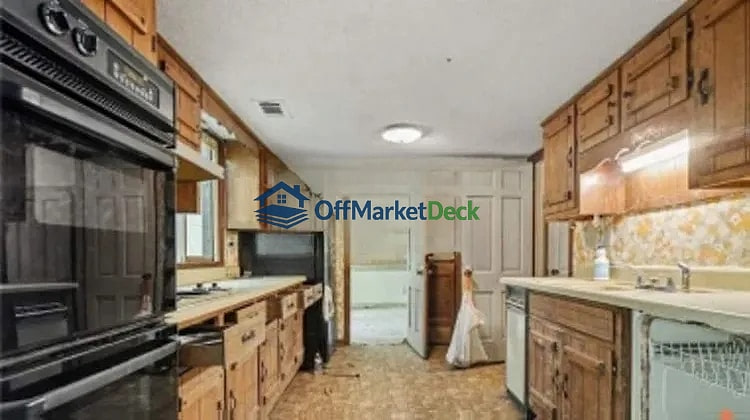 Off-market house in Stone Mountain, Georgia — 4 beds, 3 baths, $207,000 — photo 2 of 8