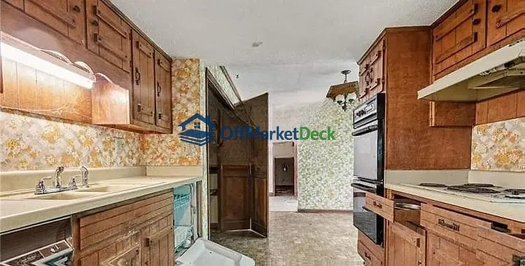 Off-market house in Stone Mountain, Georgia — 4 beds, 3 baths, $207,000 — photo 3 of 8