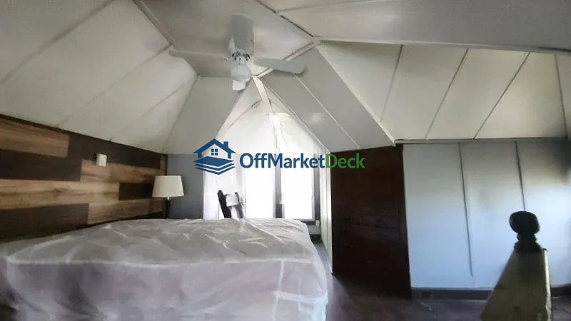Off-market house in Cleveland, Ohio — 6 beds, 3.5 baths, $90,000 - Blurred background Image