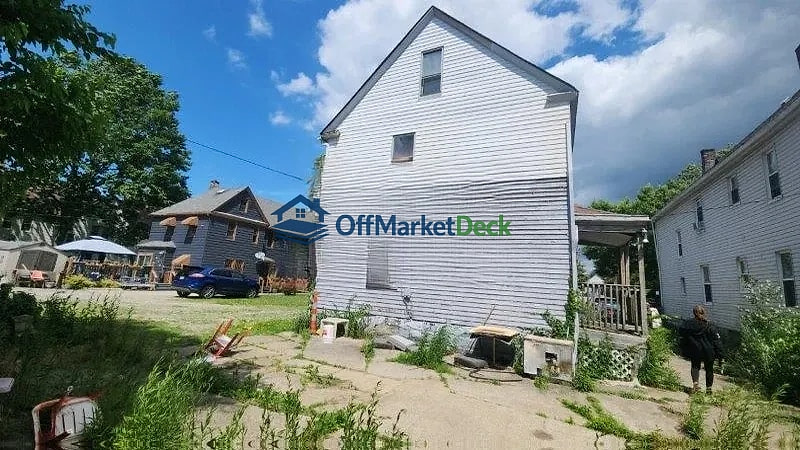 Off-market multi family in Cleveland, Ohio — 5 beds, 4 baths, $59,000 - Blurred background Image