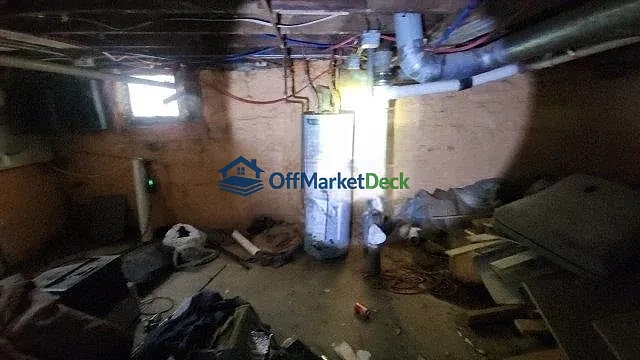 Off-market house in East Cleveland, Ohio — 5 beds, 2 baths, $65,000 — photo 5 of 8