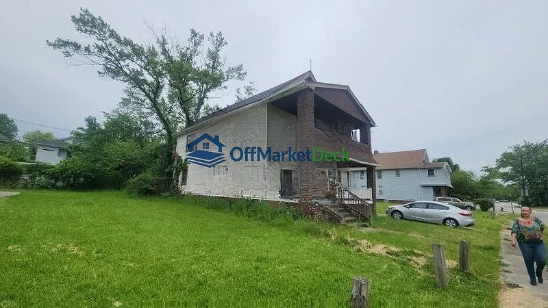 Off-market multi family in East Cleveland, Ohio — 4 beds, 2 baths, $20,000 — photo 3 of 8