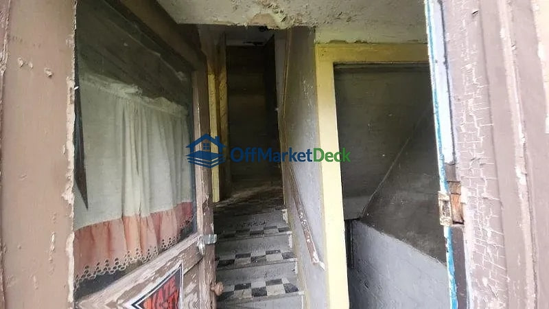 Off-market multi family in East Cleveland, Ohio — 4 beds, 2 baths, $20,000 — photo 6 of 8