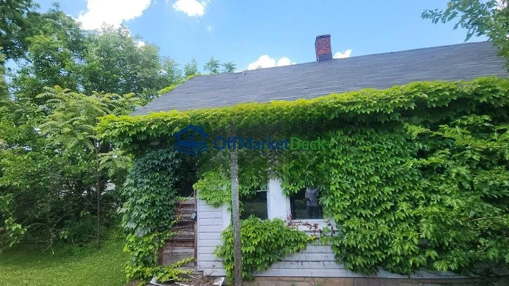 Off-market multi family in Cleveland, Ohio — 6 beds, 3 baths, $260,000 — photo 3 of 8