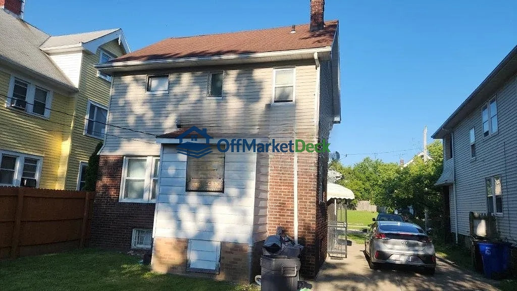 Off-market house in Cleveland, Ohio — 3 beds, 1 bath, $80,000 — photo 2 of 8