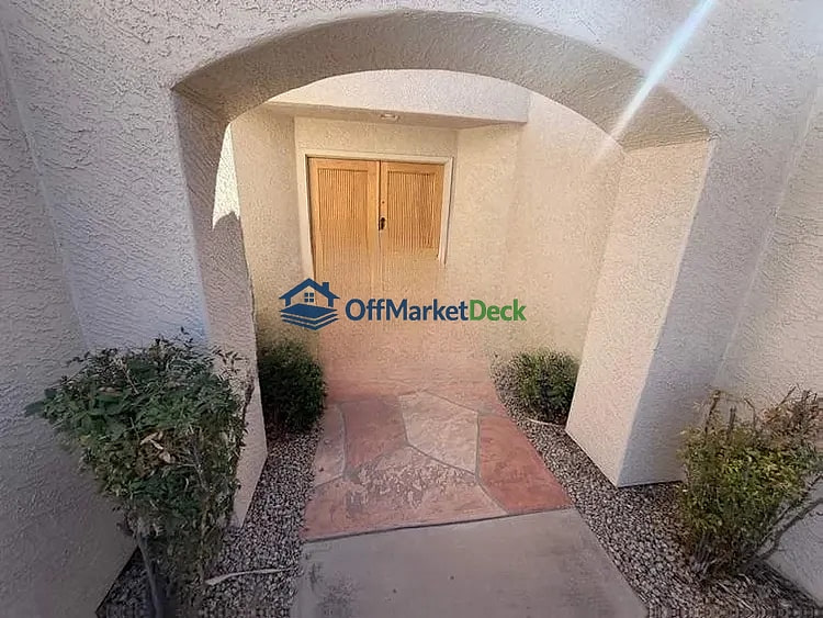 Off-market house in Scottsdale, Arizona — 3 beds, 2 baths, $799,990 — photo 3 of 8