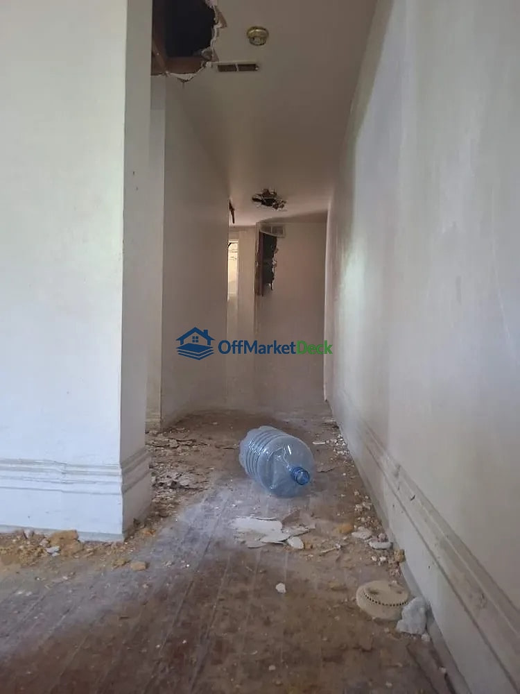 Off-market house in St. Louis, Missouri — 7 beds, 1 bath, $13,250 — photo 7 of 8