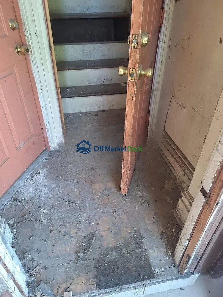 Off-market house in St. Louis, Missouri — 7 beds, 1 bath, $13,250 — photo 5 of 8