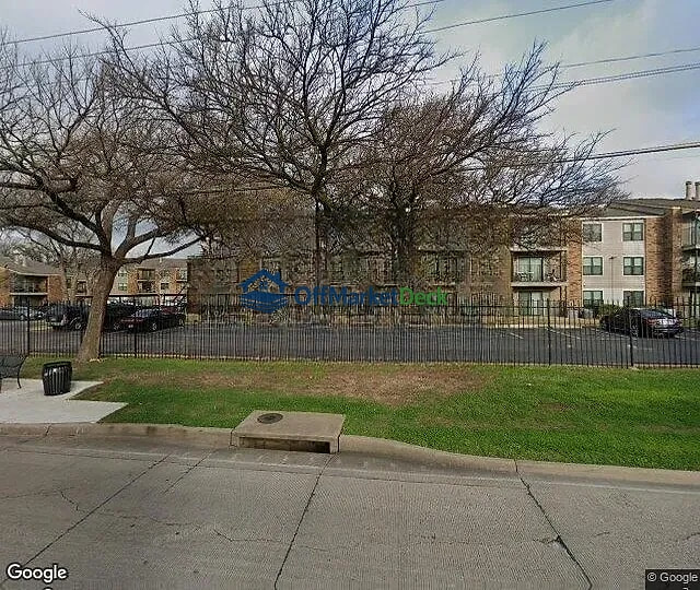 Off-market house in Dallas, Texas — 2 beds, 1 bath, $65,500 - Blurred background Image