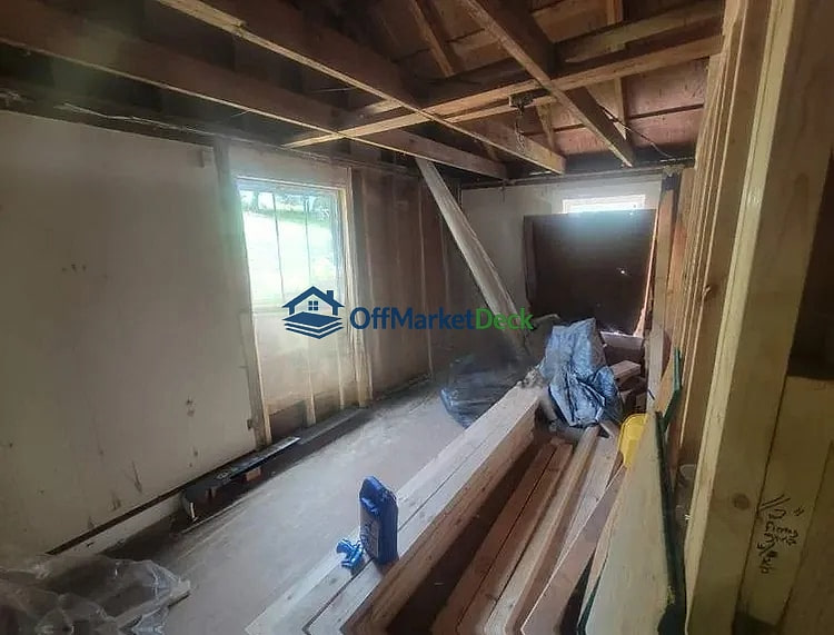 Off-market house in Gate City, Virginia — 2 beds, 1 bath, $70,000 — photo 5 of 8
