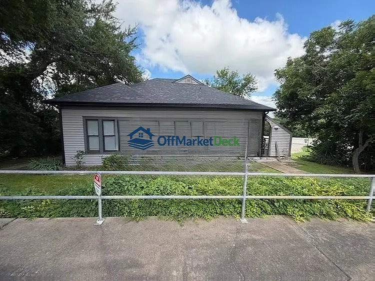 Off-market house in Sherman, Texas — 4 beds, 3 baths, $170,000 — photo 2 of 8