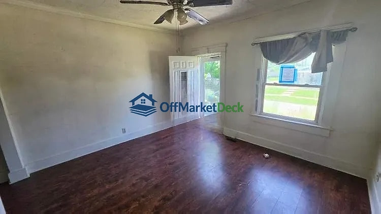 Off-market house in Indianapolis, Indiana — 1 bed, 1 bath, $116,250 — photo 2 of 8