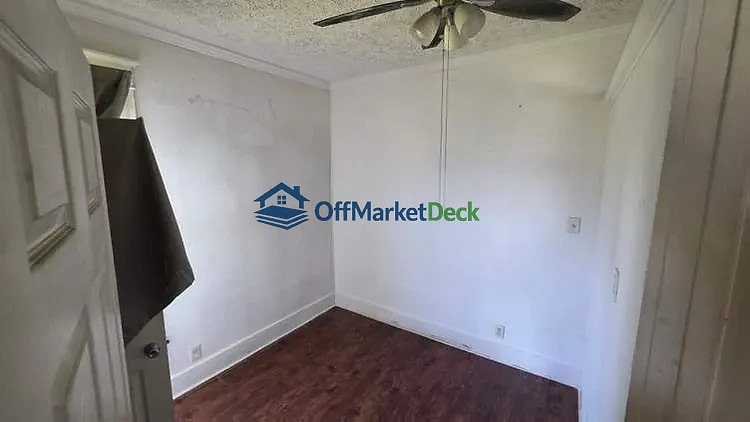 Off-market house in Indianapolis, Indiana — 1 bed, 1 bath, $116,250 — photo 3 of 8