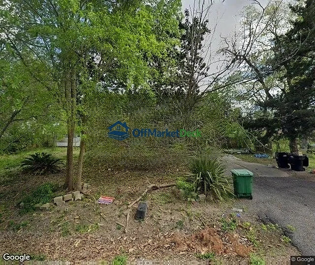 Off-market house in Houston, Texas — 3 beds, 2 baths, $149,000 — photo 2 of 3