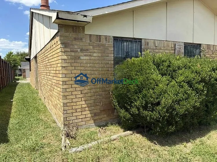 Off-market house in Dallas, Texas — 3 beds, 2 baths, $189,000 — photo 3 of 8