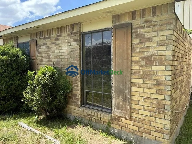 Off-market house in Dallas, Texas — 3 beds, 2 baths, $189,000 — photo 4 of 8