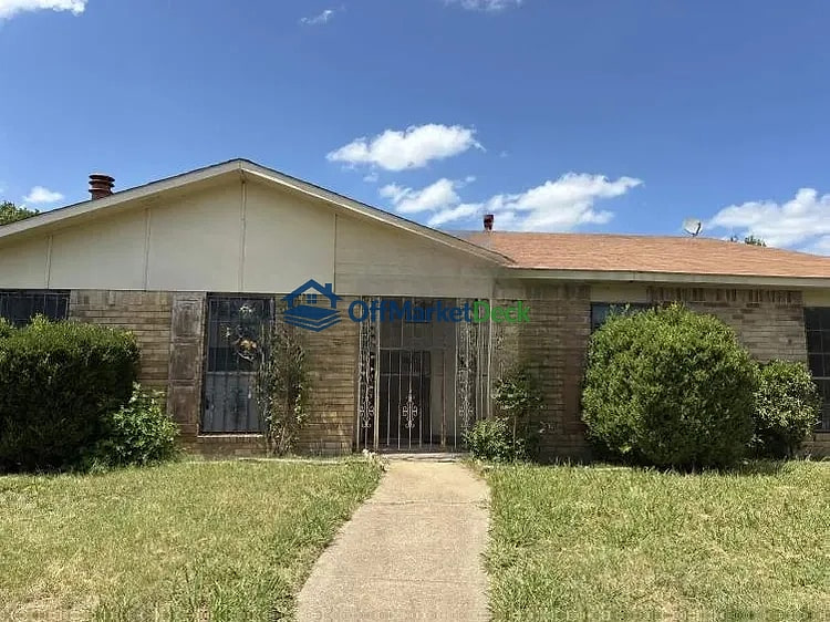 Off-market house in Dallas, Texas — 3 beds, 2 baths, $189,000 — photo 2 of 8