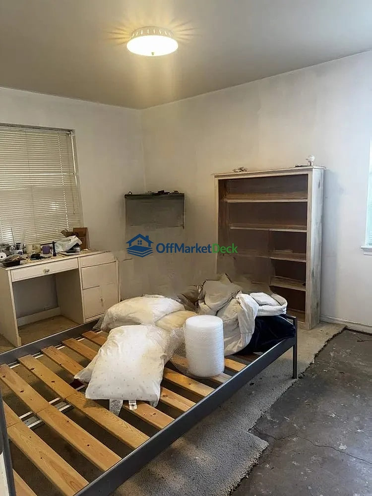 Off-market house in Dallas, Texas — 4 beds, 2 baths, $485,000 — photo 2 of 8
